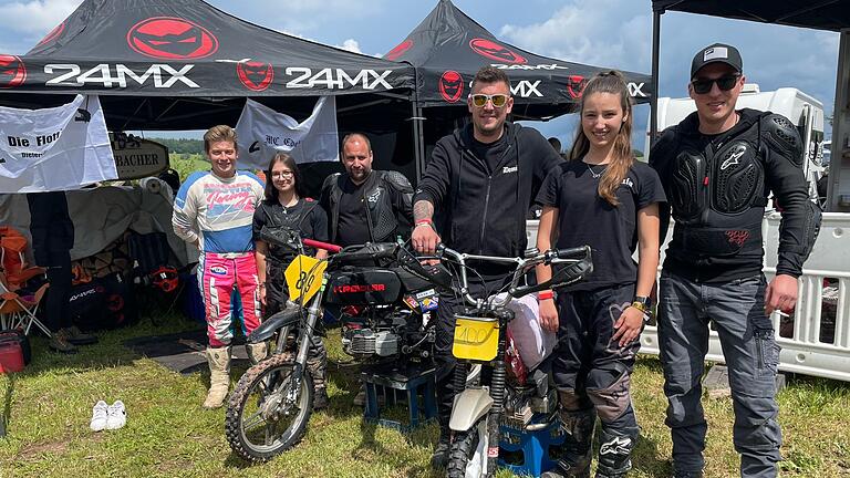 Matthias Schindler mit seinen zwei Töchtern und ihren Teamgefährten (von rechts): Simon Borzel, Paula Schindler, Philipp Schneider, Matthias Schindler, Alina Schindler und Paul Patutschni. Matthias Schindler mit seinen zwei Töchtern und ihren Teamgefährten (von rechts): Simon Borzel, Paula Schindler, Philipp Schneider, Matthias Schindler, Alina Schindler und Paul Patutschni.
