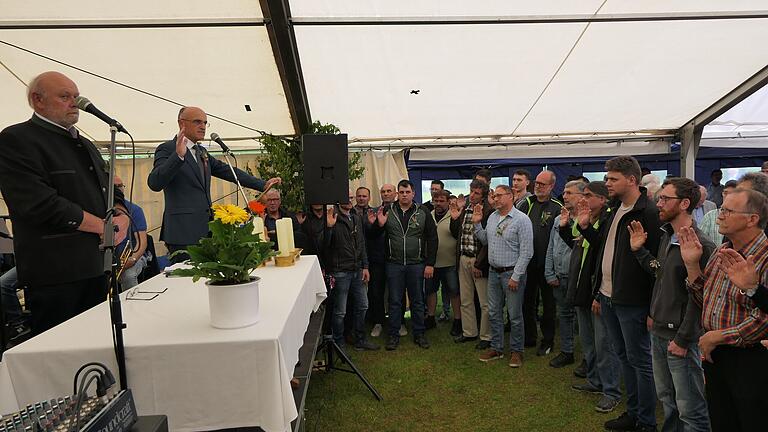 Landrat Wilhelm Schneider vereidigte die 30 neuen Feldgeschworenen.