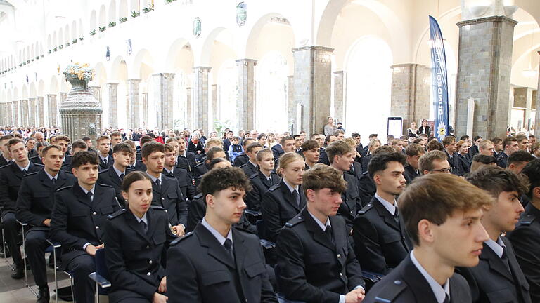 Feierliche Vereidigung von 125 künftigen Bundespolizisten in der Wandelhalle. Feierliche Vereidigung von 125 künftigen Bundespolizisten in der Wandelhalle.