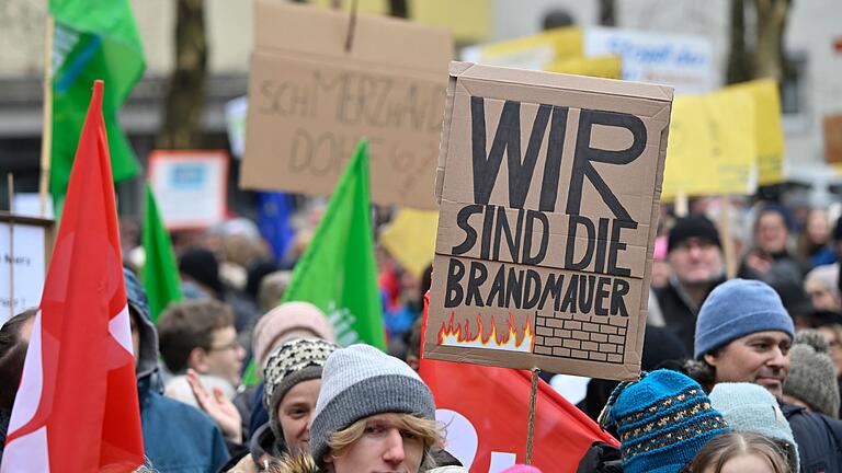 Demos gegen Rechtsextremismus im Vorfeld der Bundestagswahl       -  Zehntausende Menschen haben in vielen Städten Bayerns unter anderem dagegen protestiert, Mehrheiten mit Hilfe der AfD zu organisieren.