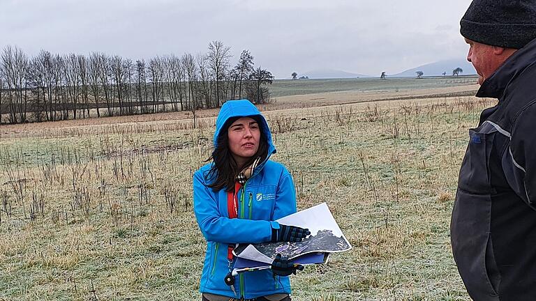 Frau Renninger erläutert den interessierten Landwirten an Kartenausschnitten das Wiesenbrütergebiet um Aubstadt.