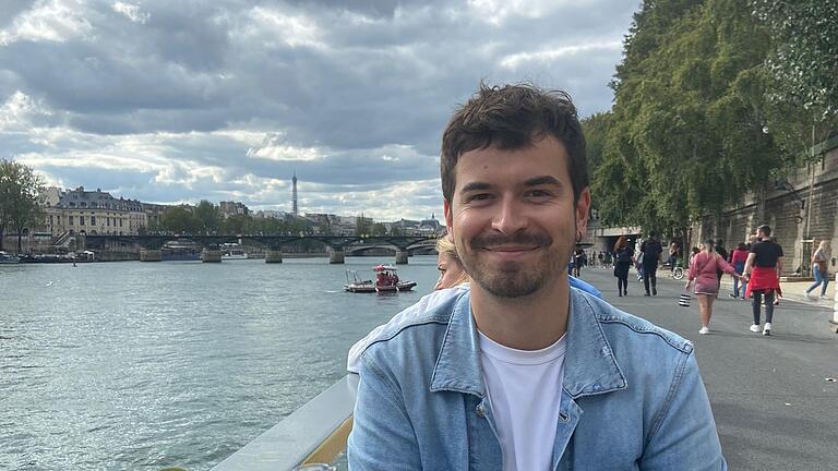 Matthias Schneider aus Marktheidenfeld arbeitet in Paris als Schmuckdesigner für Louis Vuitton. Nach einem Arbeitstag sitzt er gerne am Ufer der Seine. Matthias Schneider aus Marktheidenfeld arbeitet in Paris als Schmuckdesigner für Louis Vuitton. Nach einem Arbeitstag sitzt er gerne am Ufer der Seine.
