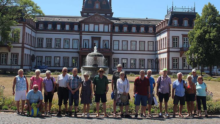 EVG-Reisegruppe vor dem Schloss Philippsruhe in Hanau.