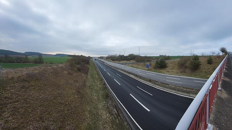 Photovoltaik an der Autobahn - Die Stadt Münnerstadt hat ermittelt, wie groß die Fläche ist, die auf Gemeindegebiet theoretisch entlang der Autobahn für Photovoltaikanlagen genutzt werden kann. Photovoltaik an der Autobahn - Die Stadt Münnerstadt hat ermittelt, wie groß die Fläche ist, die auf Gemeindegebiet theoretisch entlang der Autobahn für Photovoltaikanlagen genutzt werden kann.