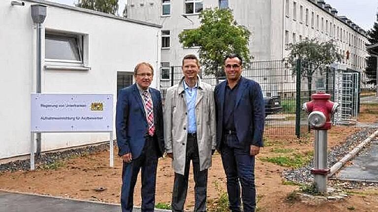 Internet-Zugang für Flüchtlinge: Einen WLAN-Hotspot hat OB Sebastian Remelé (Mitte) gemeinsam mit RegioNet-Geschäftsführer Rainer Vierheilig (links) und Steve de Santo in der Aufnahmeeinrichtung an der Niederwerrner Straße übergeben. Internet-Zugang für Flüchtlinge: Einen WLAN-Hotspot hat OB Sebastian Remelé (Mitte) gemeinsam mit RegioNet-Geschäftsführer Rainer Vierheilig (links) und Steve de Santo in der Aufnahmeeinrichtung an der Niederwerrner Straße übergeben.