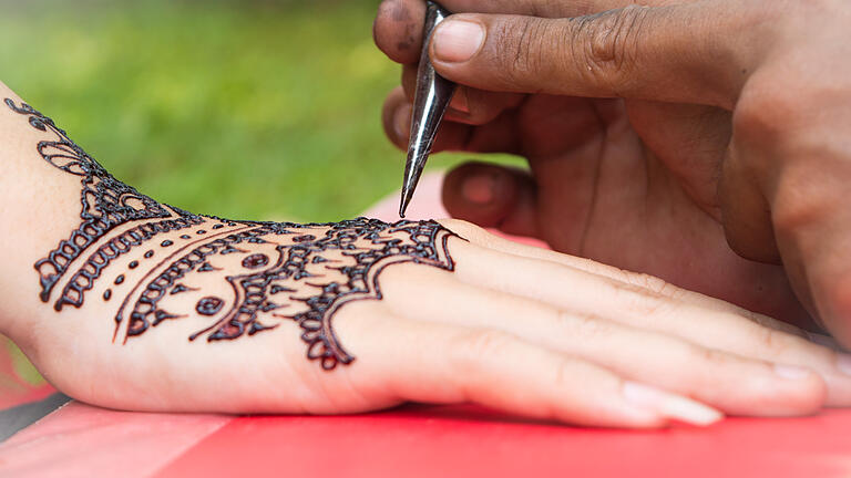 Henna Hochzeitsbrauch       -  Vor allem bei muslimischen Bräuten ist es Brauch, die Hände am Abend vor der Hochzeit mit Henna zu bemahlen.