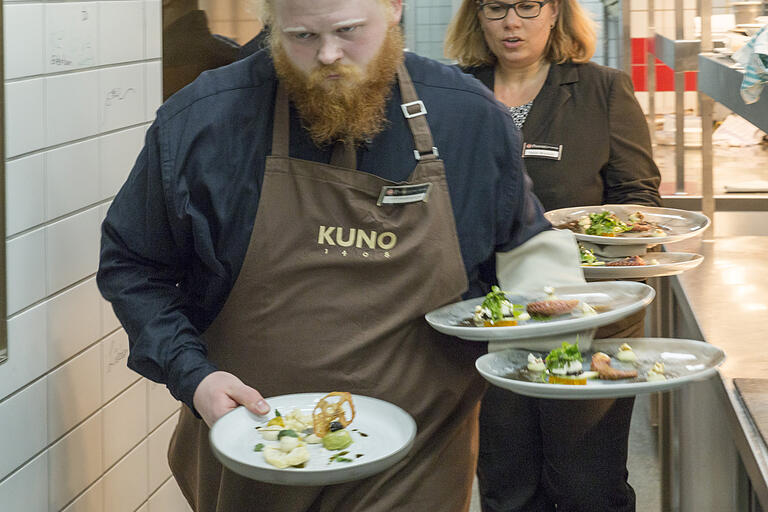Der Leiter des Service, Noah Weißenberger, sorgt für den reibungslosen, schnellen Ablauf zwischen Küche und Restaurant – und für das Wohlfühlen der Gäste. Der Leiter des Service, Noah Weißenberger, sorgt für den reibungslosen, schnellen Ablauf zwischen Küche und Restaurant – und für das Wohlfühlen der Gäste.