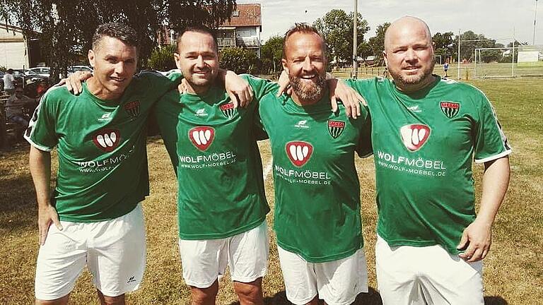 Freunde fürs Leben: Matthias Gerhardt (rechts) mit seinen Ex-FC-05-Kollegen (von links) Jürgen Hein, Steffen Rögele und Dieter Wirsching.