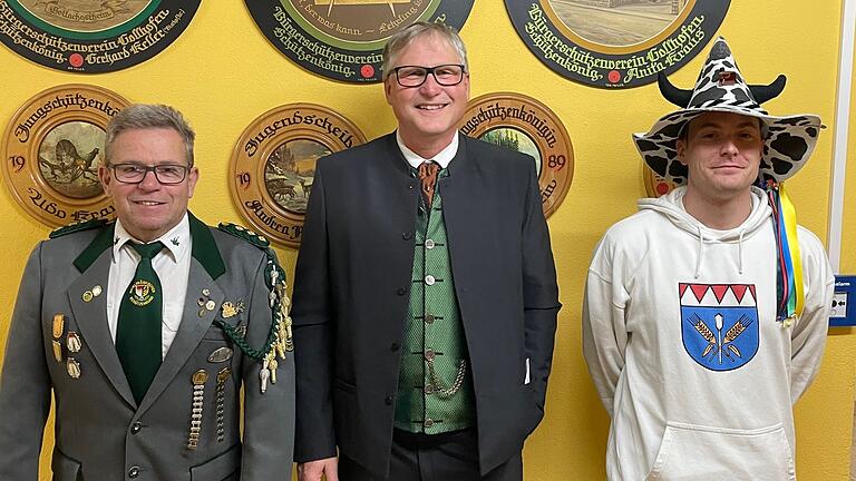 Das Foto zeigt (von links) Schützenmeister Roland Guttroff, Bürgerschützenkönig Heinrich Klein, zweiter Sieger Max Hahn.