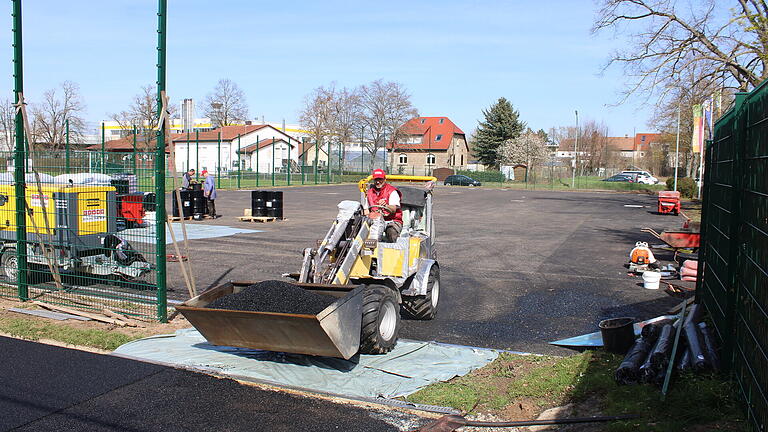 Die Arbeiten am Allwetterplatz in der Nähe der Bayern-Kitzingen-Sportanlage laufen. Die Arbeiten am Allwetterplatz in der Nähe der Bayern-Kitzingen-Sportanlage laufen.