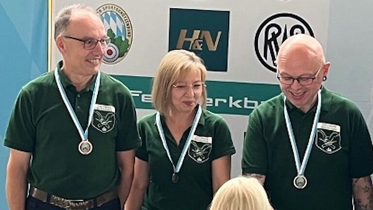 So sehen glückliche Gewinner aus. Einzelsieger und Mannschaftssieger vom Schützenverein Oberschleichach, von links: Hubert Karg, Annette Karg, Stefan Flachsenberger.