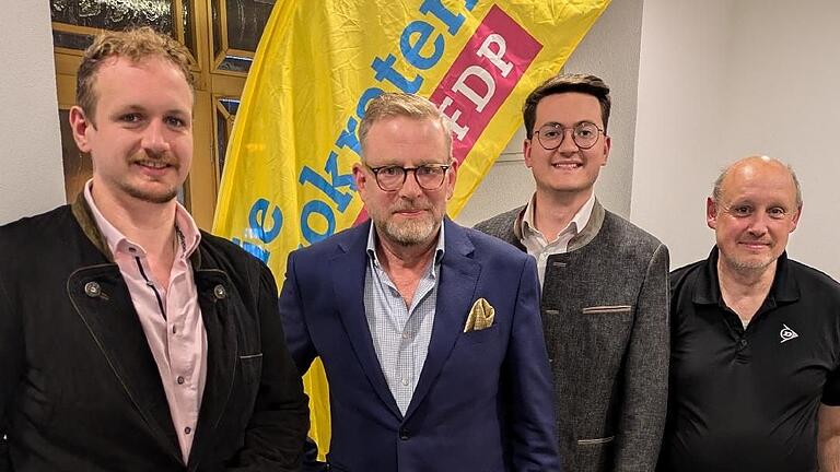 Demokratie und Freiheit verteidigen (von links): &nbsp;Max Hümmer (Vorsitzender FDP Bad Kissingen), Karl Graf Stauffenberg (Direktkandidat), Michael Keupp (Vorsitzender FDP Haßberge) und&nbsp; Oliver Zimmer (Vorsitzender FDP Bad Kissingen).