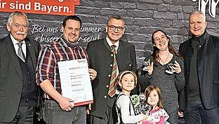Unser Foto zeigt (von links) bei der Verleihung Bayerns Landesinnungsmeister Konrad Ammon, Metzgermeister Markus Alles, Staatsminister Florian Herrmann, Filialleiterin Sandra Krons mit den Kindern Pia und Palina Krons sowie Starkoch Alexander Herr...       -  Unser Foto zeigt (von links) bei der Verleihung Bayerns Landesinnungsmeister Konrad Ammon, Metzgermeister Markus Alles, Staatsminister Florian Herrmann, Filialleiterin Sandra Krons mit den Kindern Pia und Palina Krons sowie Starkoch Alexander Herrmann.