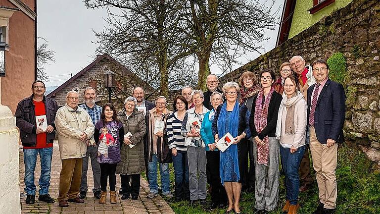 Alle für einen: Die Erinnerung an Friedrich Rückerts Zeit in Oberlauringen will der Arbeitskreis Rückert am Leben erhalten. Ein Mosaikstein ist die neue Ausgabe der Erinnerungen aus den Kinderjahren eines Dorfamtmannssohnes, herausgegeben von Nora Zügel (dritte von rechts) und Dagmar Stonus, daneben, mit Bürgermeister Friedel Heckenlauer.