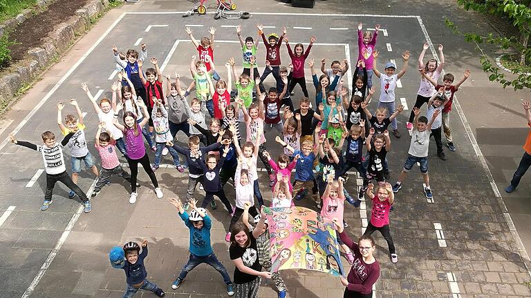 Seit 25 Jahren gibt es die KinderKiste als staatlich anerkannte und geförderte Tagesstätte für Schulkinder in Hammelburg. Aus diesem Anlass findet eine KinderKunstAktion am Hammelburger Viehmarkt statt.Heide Gerlach-Hirt       -  Seit 25 Jahren gibt es die KinderKiste als staatlich anerkannte und geförderte Tagesstätte für Schulkinder in Hammelburg. Aus diesem Anlass findet eine KinderKunstAktion am Hammelburger Viehmarkt statt.Heide Gerlach-Hirt