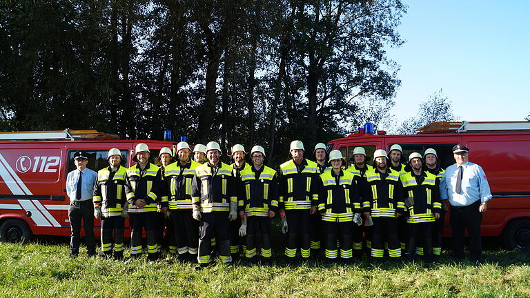 Das Foto zeigt (von links): Kreisbrandmeister Bernhard Werner, Kommandant Christian Wittmann (Gold), Roland Holzberger (Gold/Blau), Oliver Dehn (Gold/Blau), Marco Dreßel (Gold/Blau), Holger Penzkofer (Gold), Wolfgang Appold (Gold), Christian Rottamer (Silber), Michael Wittmann (Gold), Werner Matisowitsch, Robert Matisowitsch (Gold/Blau), Melanie Drogies (Gold), Niklas Hofmann (Gold/Blau),  Georg Grashäuser, Kommandant Matthias Winkler (Gold/Blau),  Winfried Dannert (Gold/Blau), Klaus Grashäuser (Gold/Blau), Kreisbrandmeister Erwin Strobel.  Nicht auf dem Bild Andreas Rottamer (Bronze) und Jugendwart Andreas Stöckinger.