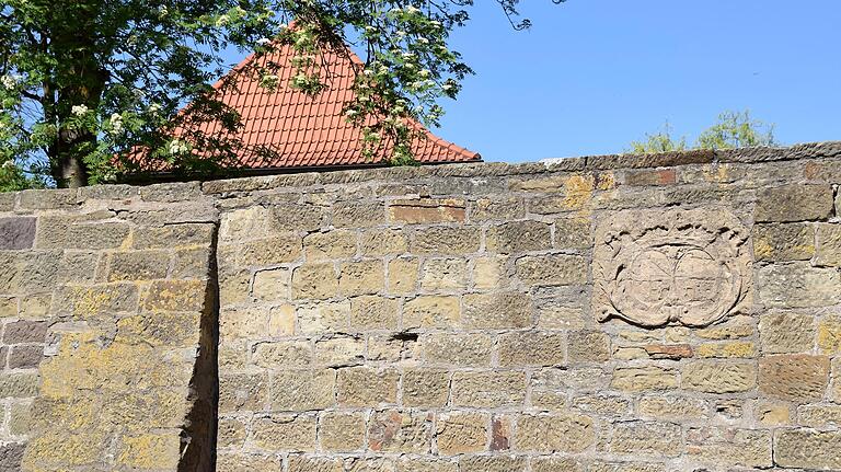 Eingebaut in die Mauer des alten Friedhofs in Euerbach ist die Nachbildung eines Wappens der früheren Dorfherren, der Freiherrn von Ingelheim.