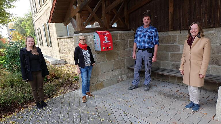 Die Übergabe des Defibrillators für den Ortsteil Thundorf fand am Donnerstag statt: (von links) Praktikantin Miriam Mai, 1. Bürgermeisterin Judith Dekant, Bauhofleiter Bernhard Schmitt und Allianzmanagerin Hannah Rabea Grübl. Foto: Philipp Bauernschubert       -  Die Übergabe des Defibrillators für den Ortsteil Thundorf fand am Donnerstag statt: (von links) Praktikantin Miriam Mai, 1. Bürgermeisterin Judith Dekant, Bauhofleiter Bernhard Schmitt und Allianzmanagerin Hannah Rabea Grübl. Foto: Philipp Bauernschubert