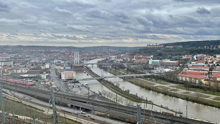 Vom Würzburger Stein aus hat man einen weiten Blick über die Würzburger Innenstadt sowie die Stadtteile auf der linken Mainseite (Zellerau) mitsamt der Festung Marienberg, aber auch die östlichen Stadtteile wie das Hubland.