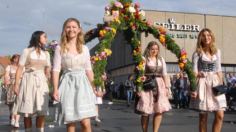 Farbenprächtige Blumenbögen trugen diese jungen Damen bei der Ebshäuser Kerm.