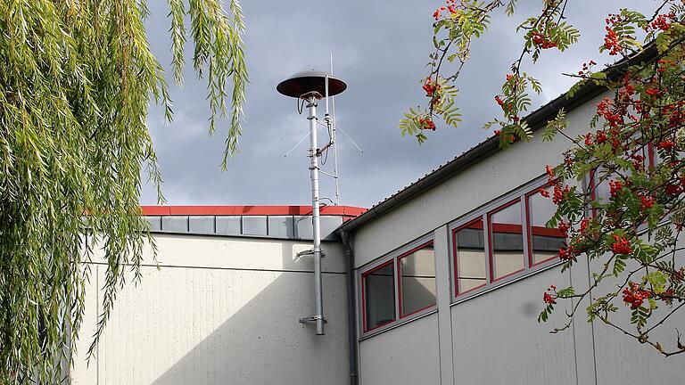 An der Rückseite des Schulgebäudes sitzt in Geiselwind die Sirene zur Alarmierung der Feuerwehr. Beim bayernweiten Warntag am Donnerstag, 9. März, wird sie aber nicht zu hören sein.