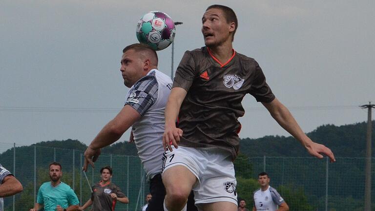 Etienne Memmler (rechts) erzielte zwei Treffer für die SG Burgwallbach/Leutershausen, die durch den 3:1-Sieg im Relegationsspiel gegen den TSV Volkers (links Niklas Fischer) den Aufstieg in die Kreisklasse schaffte. Etienne Memmler (rechts) erzielte zwei Treffer für die SG Burgwallbach/Leutershausen, die durch den 3:1-Sieg im Relegationsspiel gegen den TSV Volkers (links Niklas Fischer) den Aufstieg in die Kreisklasse schaffte.