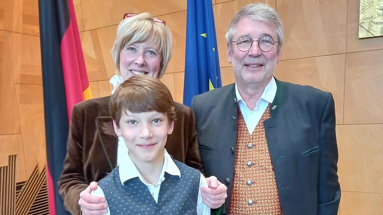 Felix Bösl hat seinem Vater das Leben gerettet und wurde jetzt dafür geehrt. Zur Verleihung der Medaille ist er mit seinen Eltern Elisabeth und Wolfgang Bösl gekommen.