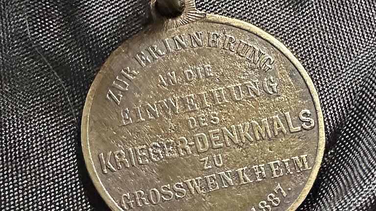 Auf der Rückseite ist zu lesen: Zur Erinnerung an die Einweihung des Kriegerdenkmals zu Großwenkheim 24. Juli 1887. - Auf der Rückseite ist zu lesen: Zur Erinnerung an die Einweihung des Kriegerdenkmals zu Großwenkheim 24. Juli 1887. Auf der Rückseite ist zu lesen: Zur Erinnerung an die Einweihung des Kriegerdenkmals zu Großwenkheim 24. Juli 1887. - Auf der Rückseite ist zu lesen: Zur Erinnerung an die Einweihung des Kriegerdenkmals zu Großwenkheim 24. Juli 1887.
