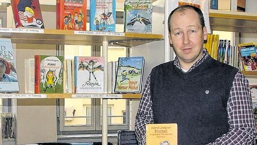 Große Ehre: In der Stadtbücherei hat Mitarbeiter Joachim Heilmann eine Ausstellung aufgebaut. Große Ehre: In der Stadtbücherei hat Mitarbeiter Joachim Heilmann eine Ausstellung aufgebaut.