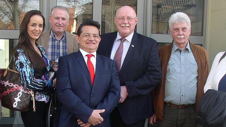 Vor dem Sennfelder Rathaus (von links) Ernst Popp von der Indio-Hilfe-Peru, die Gattin des Vize-Ministers Nieves Mogas de Banos, zweiten Bürgermeister Helmut Heimrich, Vize-Minister Dr. Armando Banos Alvarez, Bürgermeister Emil Heinemann, Koordinator Rainer Rosenbaum und Dr. Simone Kann vom Missionsärztlichen Institut Würzburg. Vor dem Sennfelder Rathaus (von links) Ernst Popp von der Indio-Hilfe-Peru, die Gattin des Vize-Ministers Nieves Mogas de Banos, zweiten Bürgermeister Helmut Heimrich, Vize-Minister Dr. Armando Banos Alvarez, Bürgermeister Emil Heinemann, Koordinator Rainer Rosenbaum und Dr. Simone Kann vom Missionsärztlichen Institut Würzburg.