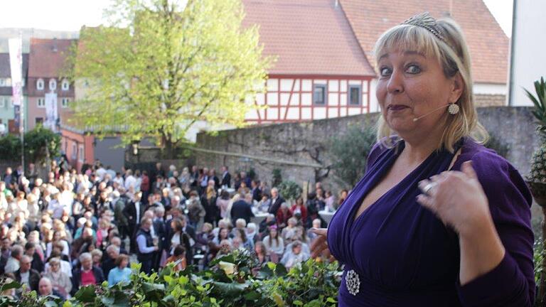 ARCHIV: Heike Mix bei der Krönung der Weinprinzessin in Frickenhausen. ARCHIV: Heike Mix bei der Krönung der Weinprinzessin in Frickenhausen.