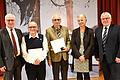 Wolfgang Wiesen (Zweiter von links) und Erich Theuerkaufer (Dritter von links) wurden mit der silbernen Gemeindeplakette für ehrenamtliches Engagement von Bürgermeister Peter Stichler (links) und dessen Stellvertretern Jutta Schulz und Bernhard Hupp ausgezeichnet.
