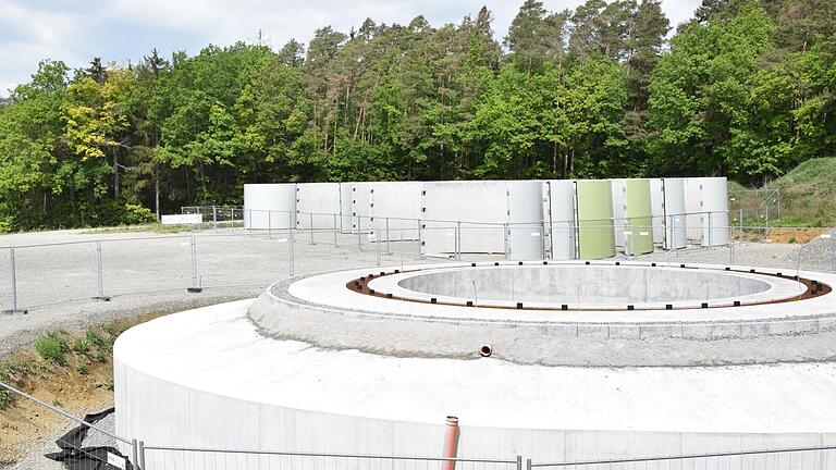 Wird jetzt veraltete Technik auf die neuen Fundamente der geplanten Windräder bei Wargolshausen installiert? Die Zukunft des Windparks ist auch nach der Abstimmung im Wirtschaftsausschuss des Landtags weiterhin fraglich. Wird jetzt veraltete Technik auf die neuen Fundamente der geplanten Windräder bei Wargolshausen installiert? Die Zukunft des Windparks ist auch nach der Abstimmung im Wirtschaftsausschuss des Landtags weiterhin fraglich.