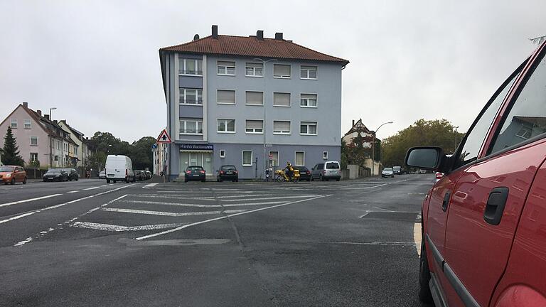 Der Schelmsrasen soll vor allem im Bereich, der auf dem Foto zu sehen ist, großflächig entsiegelt und neu gestaltet werden. Der Schelmsrasen soll vor allem im Bereich, der auf dem Foto zu sehen ist, großflächig entsiegelt und neu gestaltet werden. 