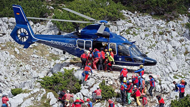 Bayern       -  Rettungskräfte tragen am 19.06.2014 am Untersberg bei Marktschellenberg (Bayern) nahe des Einstiegs der Riesending-Schachthöhle den verletzten Höhlenforscher Johann Westhauser auf einer Trage in einen Helikopter der Bundespolizei.