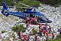 Bayern       -  Rettungskräfte tragen am 19.06.2014 am Untersberg bei Marktschellenberg (Bayern) nahe des Einstiegs der Riesending-Schachthöhle den verletzten Höhlenforscher Johann Westhauser auf einer Trage in einen Helikopter der Bundespolizei.