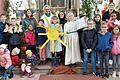 Die mitwirkenden Kinder und Erwachsenen beim Familiengottesdienst in Roden.