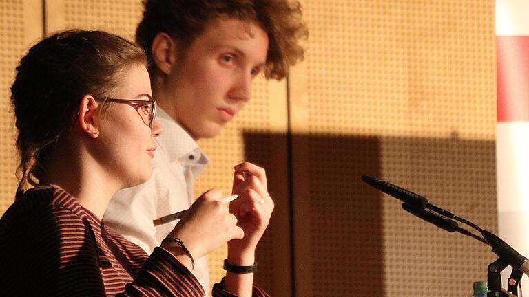 Heiße Debatten gab es beim Regionalwettbewerb 'Jugend debattiert', zu dem Schülerinnen und Schüler aus sechs Schulen von Bamberg bis Hof nach Münnerstadt gekommen waren.  Fotos: Dieter Britz       -  Heiße Debatten gab es beim Regionalwettbewerb 'Jugend debattiert', zu dem Schülerinnen und Schüler aus sechs Schulen von Bamberg bis Hof nach Münnerstadt gekommen waren.  Fotos: Dieter Britz