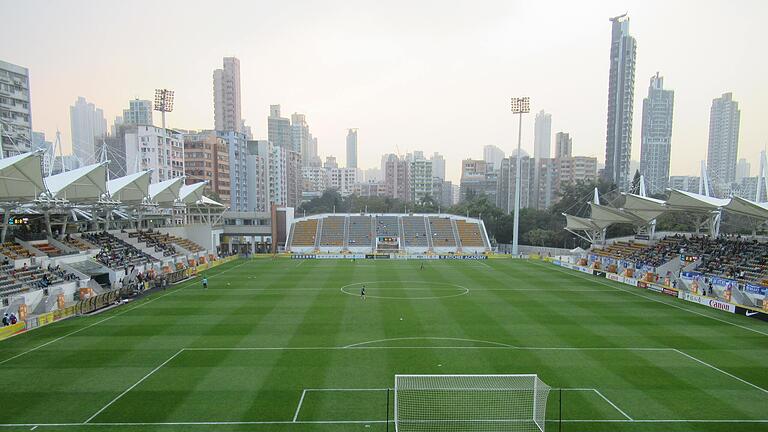 Eines der weltweiten Highlights des Bamberger Groundhoppers Christian Aumüller: das Mon-Kok-Stadion in Hongkong mit der beeindruckenden Skyline dahinter.