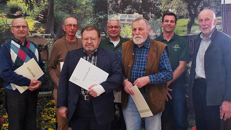 Bei der Jahresversammlung des Obst- und Gartenbauvereins wurden langjährihe Mitglieder geehrt: (von links) Alfred Zeissler, Eugen Reifenscheid, Georg Braun, Helmut Kilian, Hartmut Großmann, Tobias Rahn und Karl Wolf.