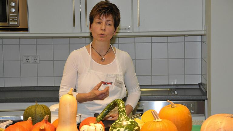 Sie kennt sich mit Kürbissen aus: Ernährungsfachfrau Monika Hegwein verrät ihr Rezept für eine gute Kürbissuppe. In den Herbstferien gibt sie - wie schon seit 2012 - Kürbis-Kochkurse, bei denen viele weitere Leckereien gezaubert werden. Sie kennt sich mit Kürbissen aus: Ernährungsfachfrau Monika Hegwein verrät ihr Rezept für eine gute Kürbissuppe. In den Herbstferien gibt sie - wie schon seit 2012 - Kürbis-Kochkurse, bei denen viele weitere Leckereien gezaubert werden.