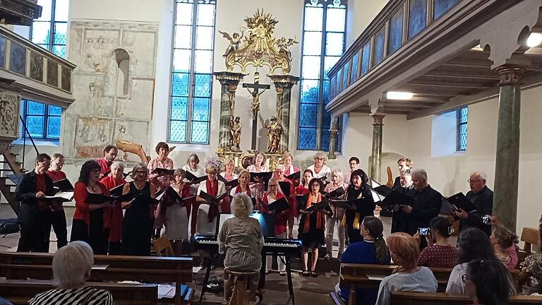 Der Gesamtchor der Gesangsoase mit den Solistinnen Daniela Rüdel und Elke Thimm. Der Gesamtchor der Gesangsoase mit den Solistinnen Daniela Rüdel und Elke Thimm.