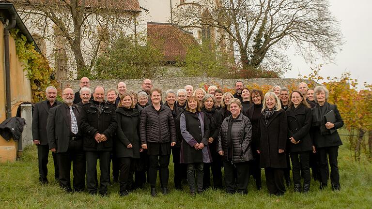Der Gemischte Chor des Musikvereins Volkach unterhalb der Wallfahrtskirche Maria im Weingarten anlässlich des Jubiläumskonzerts 500 Jahre Rosenkranzmadonna, 50 Jahre Gemischter Chor des Musikvereins. Der Gemischte Chor des Musikvereins Volkach unterhalb der Wallfahrtskirche Maria im Weingarten anlässlich des Jubiläumskonzerts 500 Jahre Rosenkranzmadonna, 50 Jahre Gemischter Chor des Musikvereins.