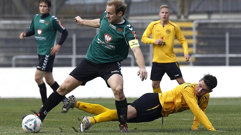 Florian Hetzel (am Ball) führte den 1. FC Schweinfurt 05 als Kapitän aufs Feld. Florian Hetzel (am Ball) führte den 1. FC Schweinfurt 05 als Kapitän aufs Feld.
