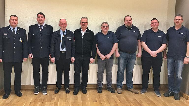 Zum Gruppenbild in der Jahresversammlung der Feuerwehr Großeibstadt fanden sich zusammen: (von links) Kreisbrandmeister Thomas Ganz, zweiter Kommandant Peter Schleicher, Kommandant Michael Hesselbach, Bürgermeister Emil Sebald, der langjährige Vorsitzende des Feuerwehrvereins Elmar Ress, der neue Vorsitzende Andreas Schleicher sowie der stellvertretende Vorsitzende des Feuerwehrvereins Mathias Lurz und Johannes Neugebauer, der für '25 Jahre Schriftführer' geehrt wurde.