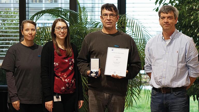 Winfried Jeßberger (Zweiter von rechts) erhielt eine Urkunde und eine Medaille. Außerdem im Bild: (von links) Manuela Riemer (Betriebsratvorsitzende), Larissa Hepp (Personalabteilung) und Markus Walter.