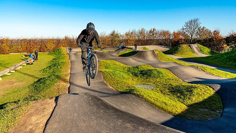 Ein Radfahrer im Bikepark: Eine Highlight-Veranstaltung zum Schwerpunktthema 'E-Bike-Region' ist das Kennenlern-Event im Bikepark Hundheim-Steinbach am Sonntag, 29. Mai.