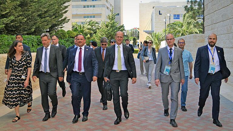 Auf dem Weg zum offiziellen Termin an der German Jordan University (GJU) in Amman: Die Delegation mit FHWS-Präsident Robert Grebner (Mitte) und dem deutschen Vizekanzler Robert Habeck (2. v. links) sowie den beiden GJU-Vizepräsidenten (von rechts) Malek Alsharairi und Ralf Roßkopf.