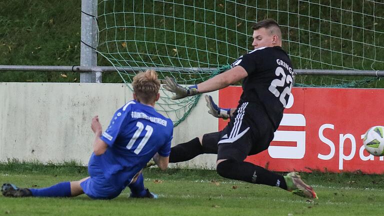 Kilian Schweinitzer (links) erzielt gegen Sickershausens Torhüter Darius Gringel das 1:0 für Marktbreit-Martinsheim. Es war das erste Tor in einer torreichen Kreisliga-Partie.