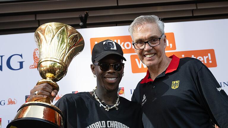 Dennis Schröder (l) und Gordon Herbert       -  Die Messlatte für den neuen Bundestrainer ist nach der Ära von Gordon Herbert hoch.